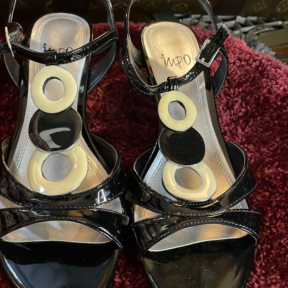 Women black patent leather sandals